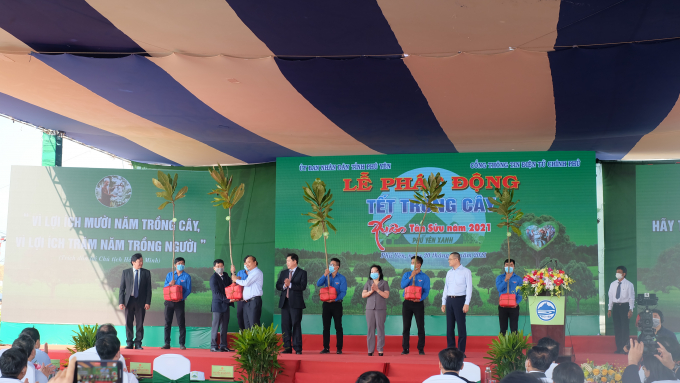 Dịp này Thủ tướng Nguyễn Xuân Phúc tặng cây bàng vuông cho tỉnh Phú Yên. Ảnh: NB.