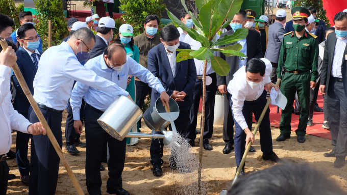 Thủ tướng Nguyễn Xuân Phúc phát động trồng 15 triệu cây xanh ở Phú Yên. Ảnh: NB.