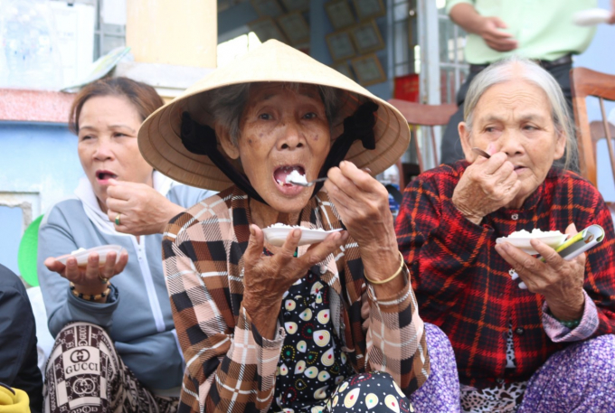 Nhiều bà con ăn cơm của giống lúa TBR225 đều khen ngon, dẻo nhẹ, thơm. Ảnh: KS.