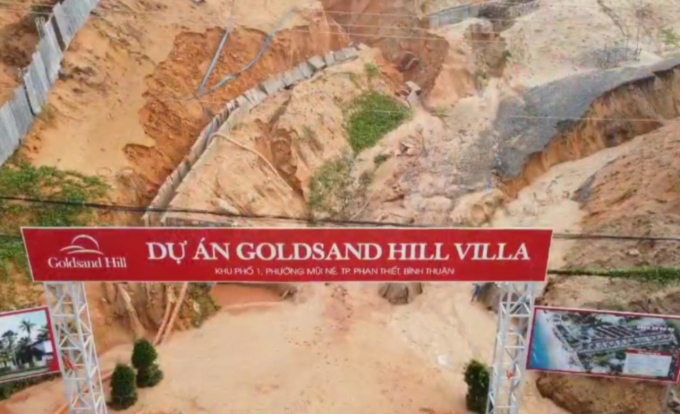 Một khối lượng cát từ trên đồi cao dự án Goldsand Hill Villa bị sạt lở. Ảnh: NT.