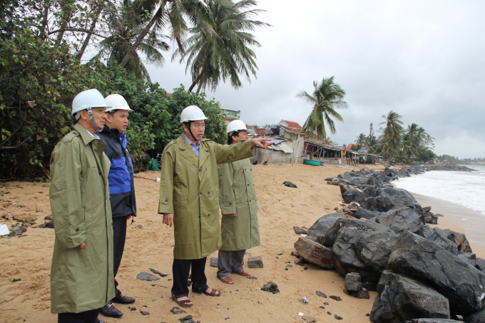 Lãnh đạo tỉnh Phú Yên kiểm tra sạt lở bờ biển thôn Mỹ Quang Nam, xã An Chấn, Tuy An trước cơn bão số 12/2020 đổ bộ. Ảnh: T.Thi.