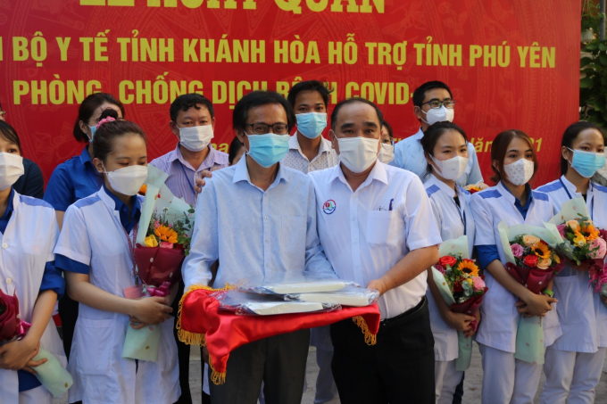 Bác sỹ Phan Hữu Chính, Giám đốc Bệnh viện đa khoa tỉnh Khánh Hòa (phải) tặng mặt nạ cho đoàn công tác y tế Khánh Hòa. Ảnh: KS.