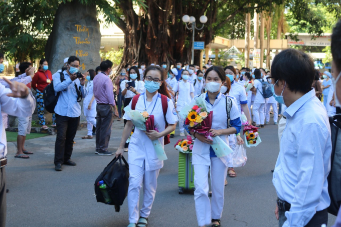 Đoàn công tác ngành y tế Khánh Hòa hỗ trợ ngành y tế Phú Yên phòng, chống dịch Covid-19 với tinh thần quyết tâm, không hết dịch không về. Ảnh: KS.