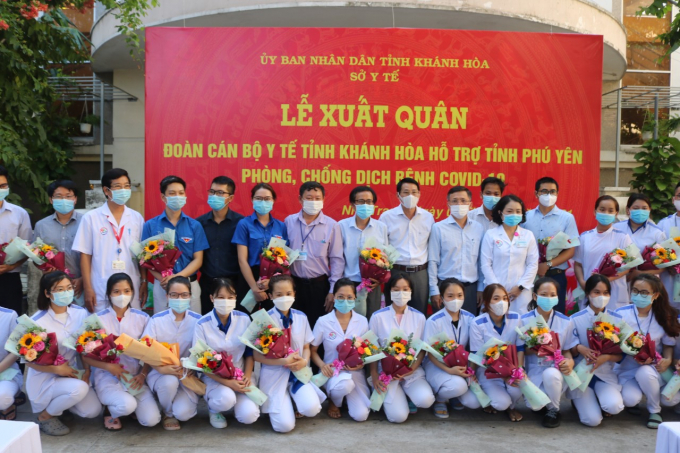Nhân lực ngành y tế Khánh Hòa hỗ trợ tỉnh Phú Yên 30 người, trong đó 6 Bác sỹ. Ảnh: KS.