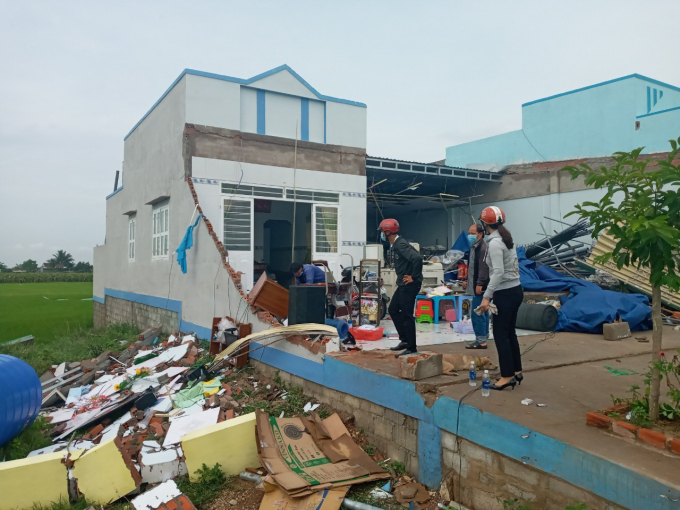 Một căn nhà bị lốc xoáy gây thiệt hại ở Hàm Thuận Bắc. Ảnh: PCTT.