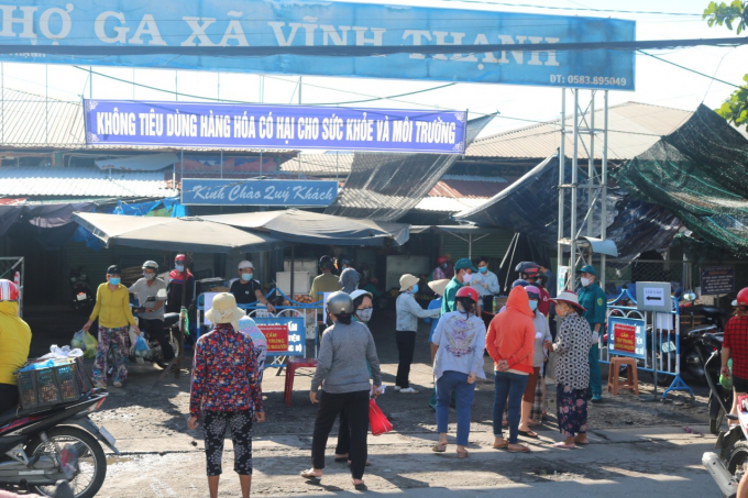 Tỉnh Khánh Hòa đang thực hiện giãn cách xã hội toàn tỉnh, TP Nha Trang phát phiếu đi chợ cho người dân để kiểm soát dịch bệnh. Ảnh: KS.