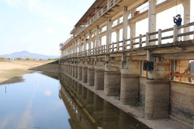 Mùa khô năm 2020, nhiều hồ chứa ở Bình Thuận trơ đáy. Ảnh: KS.