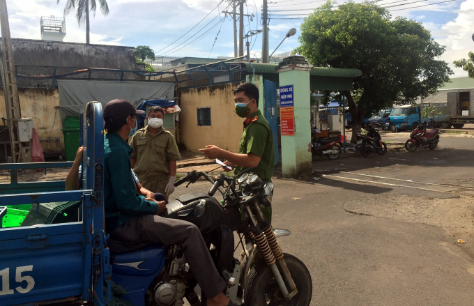 Để đảm bảo phòng, chống dịch Covid-19, cảng cá Phan Thiết kiểm soát chặt chẽ phương tiện, người ra vào cảng. Ảnh: AT.