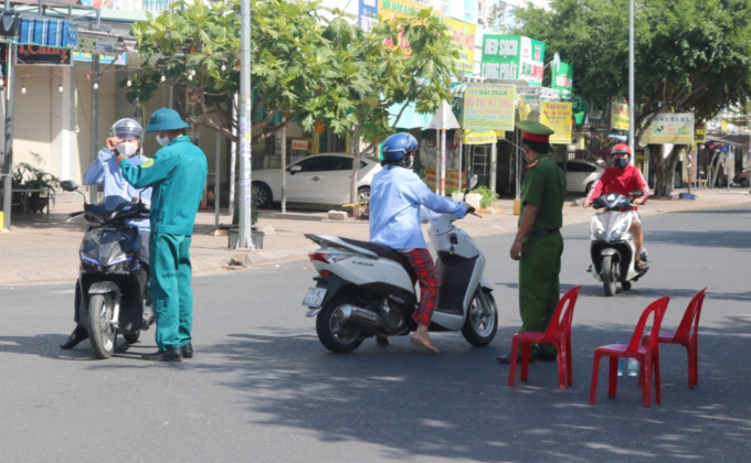 Lực lượng chức năng kiểm tra người dân ra đường. Ảnh minh họa.