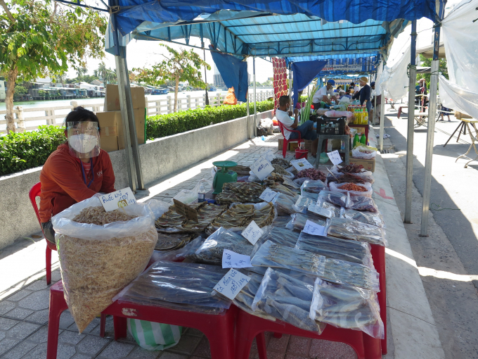 Mô hình đưa chợ ra phố ở Nha Trang khi chợ truyền thống tạm thời đóng cửa để phòng, chống dịch Covid-19. Ảnh: KS.