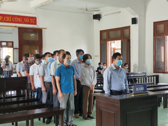 Các bị cáo được xét xử trong vụ lộ đề thi công chức năm 2017-2018 ở tỉnh Phú Yên. Ảnh: T.Th.