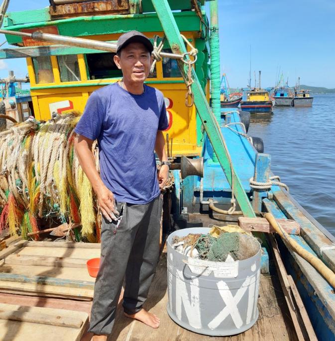 Ngư dân khai thác thủy sản bằng lưới kéo ở Phú Yên tự nguyên thu gom rác thải nhựa trong quá trình đánh bắt nhằm bảo vệ môi trường biển. Ảnh: HV.