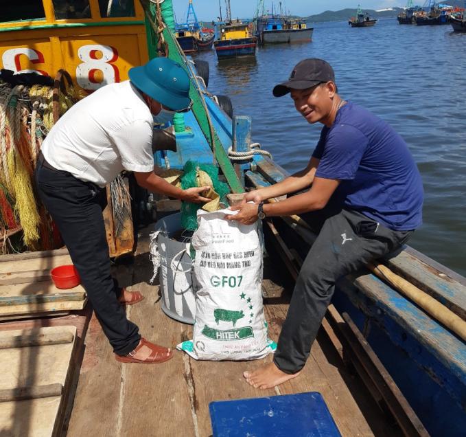 Fishermen collect plastic wastes and fishing gears. Photo: HV.