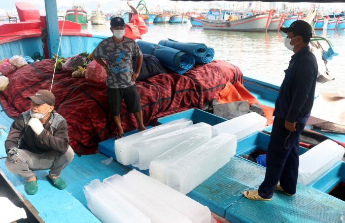 Fishing vessels load thousands of liters of oil and hundreds of stones for the trip to catch tuna. Photo: MH.