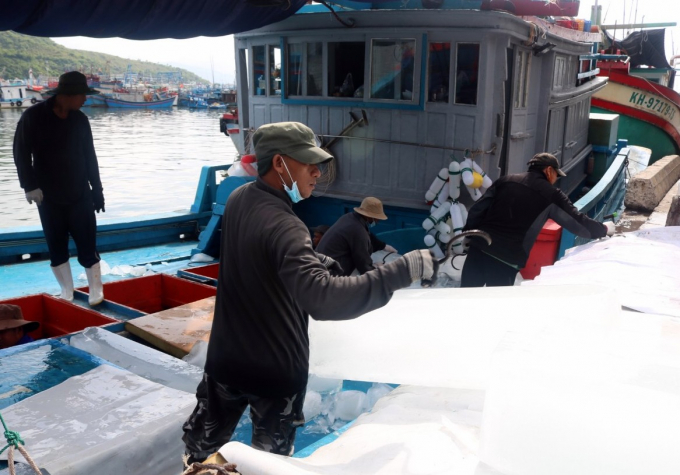 Fishermen prepare materials to push off after many days of social distancing. Photo: KS.