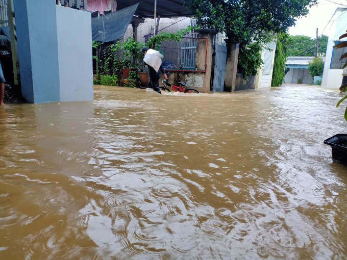Ngoài ra trên địa bàn xã này, nhiều nơi ở các thôn Phú Bình, Phú Trung 1, 2 cũng đang bị ngập sâu. Ảnh: KS.