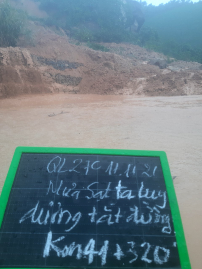 Quốc lộ 27C đèo Khánh Lê bị sạt lở do mưa lớn kéo dài. Ảnh: CC.