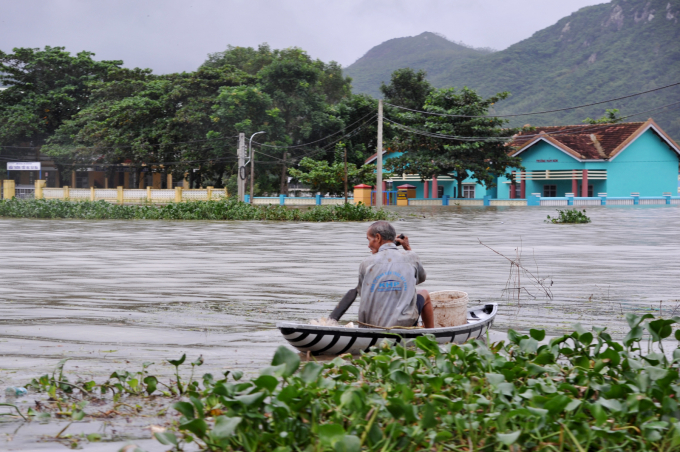 Một trường học ở xã Xuân Sơn Nam (huyện Đồng Xuân) bị nước lũ chia cắt. Ảnh: Anh Ngọc.