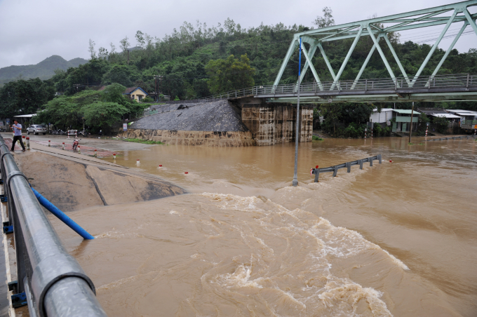 Tuyến đường ĐT642 đoạn cầu đường sắt La Hai (huyện Đồng Xuân) bị ngập nước, khiến giao thông bị chia cắt. Ảnh: AN.