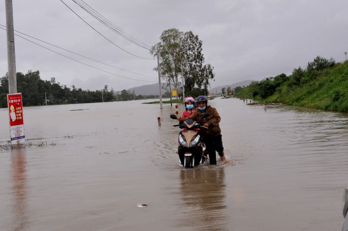 người dân phải dắt bộ trên tuyến ĐT641 từ huyện Tuy An đi huyện Đồng Xuân do bị ngập lụt. Ảnh: AN.