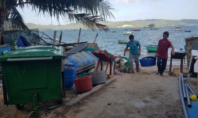 Ngư dân hình thành thói quen mang rác vào bờ để xử lý. Ảnh: MH.