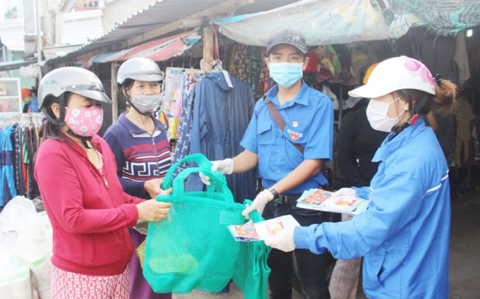 Sở TN-MT Phú Yên phối với hội đoàn thể hỗ trợ túi lưới cho người dân nhằm thay đổi thói quen dùng túi ni lông khó phân hủy khi đi chợ. Ảnh: NA.