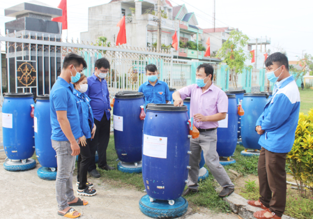 Sở TN-MT Phú Yên phối hợp với hội đoàn thể triển khai hỗ trợ thùng ủ rác hữu cơ. Ảnh: KS.