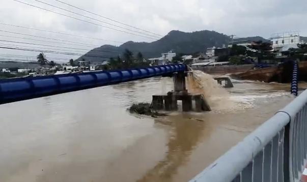Sà lan bị trôi làm vỡ đường ống dẫn nước sinh hoạt cấp cho phía Bắc TP Nha Trang. Ảnh: HL.
