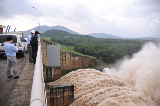 Đoàn công tác Ban Chỉ đạo Quốc gia về phòng chống thiên tai kiểm tra việc xả lũ tại thủy điện Sông Ba Hạ. Ảnh: AN.