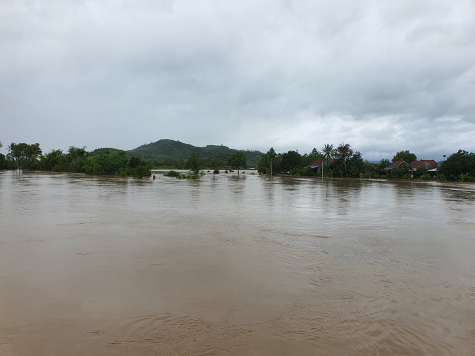 Hiện toàn tỉnh Phú Yên có hàng chục ngàn ngôi nhà bị ngập. Ảnh: TThi.