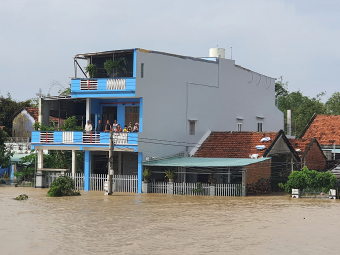 Do mưa lớn nên nhiều địa phương ở Phú Yên bị ngập sâu. Ảnh: TTh.