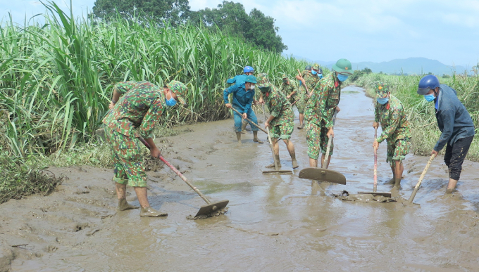 Các lực lượng ở Phú Yên hỗ trợ người dân khắc phục hậu quả sau mưa lũ. Ảnh: TX.