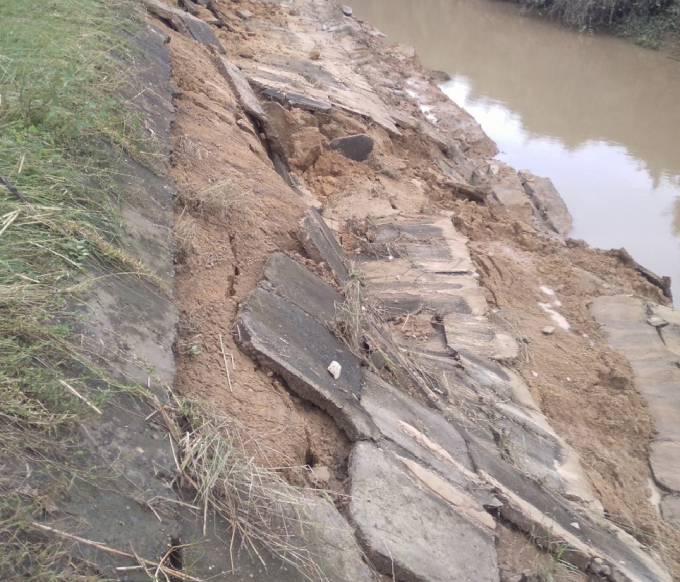 Một đoạn kênh mương ở xã Hòa Phong, huyện Tây Hòa bị sạt lở. Ảnh: MH.