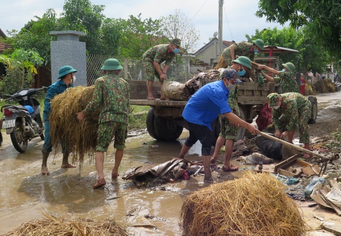 Bộ đội trỗ trợ người dân khắc phục hậu quả do mưa lũ. Ảnh: XT.