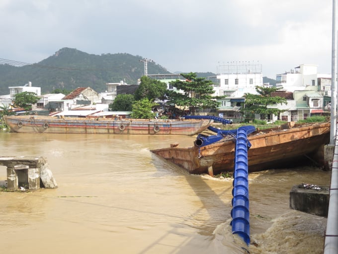 Hiện trường vụ sà lan đâm va vỡ đường ống nước sinh hoạt cấp cho phía Bắc TP Nha Trang. Ảnh: KS.
