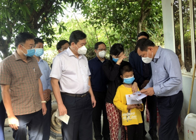 Thứ trưởng Bộ NN-PTNT Nguyễn Hoàng Hiệp chia sẻ nỗi đau mất mát người thân với các gia đình. Ảnh: NL.