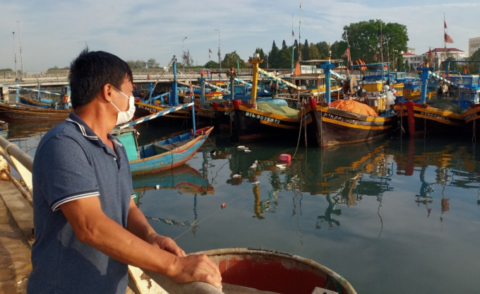 Ngư dân cho rằng, giá dầu tăng cao khiến các tàu phải tính toán thật kỹ mới dám vươn khơi. Ảnh: KS.