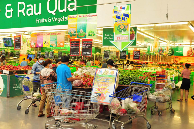Người tiêu dùng mua rau quả trong một siêu thị của MM. Ảnh: MM Mega Market Việt Nam.
