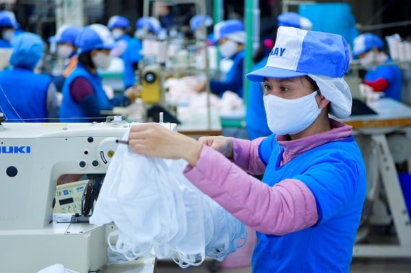 Sản xuất khẩu trang vải kháng khuẩn. Ảnh: Tập đoàn Dệt may Việt Nam.
