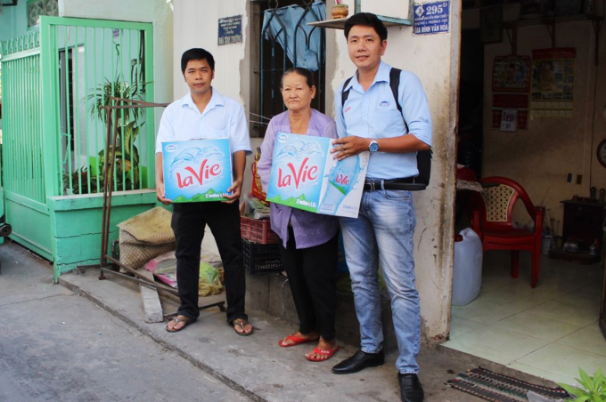Hỗ trợ nước khoáng đóng chai cho các hộ dân. Ảnh: Nestlé Việt Nam.