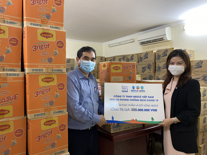 Nestlé Việt Nam trao thực phẩm ủng hộ phòng chống Covid-19. Ảnh: Nestlé Việt Nam.