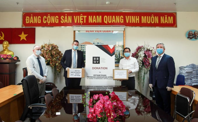 Đại diện Đại diện BBGV trao hỗ trợ cho Hội Thầy thuốc trẻ Việt Nam. Ảnh: Đại sứ quán Anh.