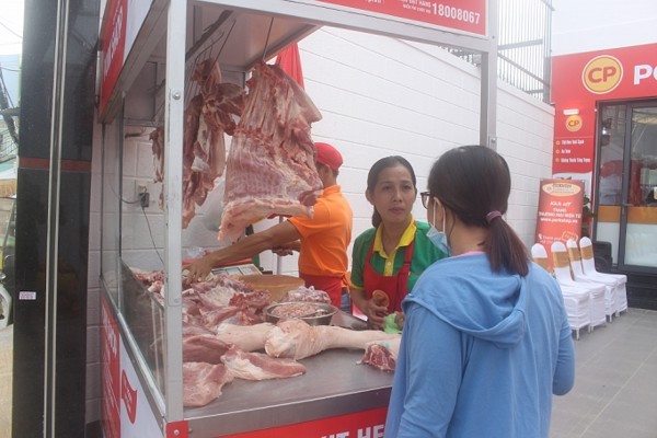 Mua bán thịt heo tại một cửa hàng CP Pork Shop. Ảnh: C.P Việt Nam.
