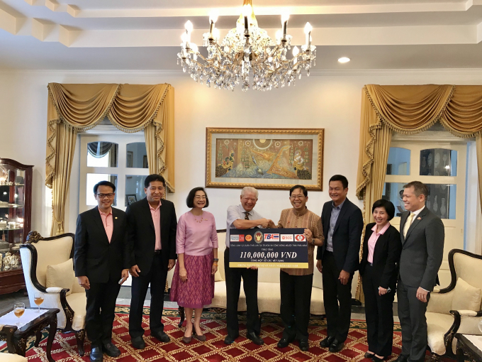 Tổng lãnh sự quán Thái Lan trao tiền và vật dụng hỗ trợ cho Hội Bảo trợ Bệnh nhân nghèo TP.HCM. Ảnh: Duy Linh.