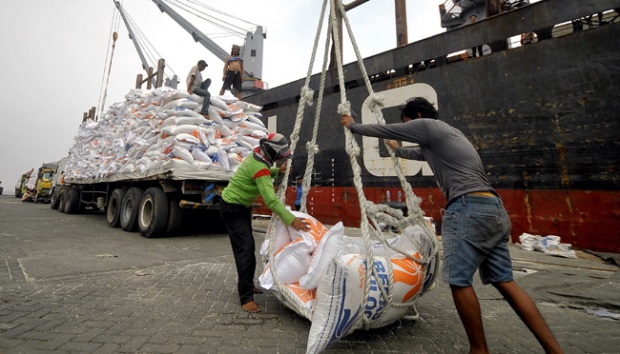 Gạo Việt Nam nhập khẩu vào cảng Tanjung Priok, Indoneisa. Ảnh: Tempo.co.