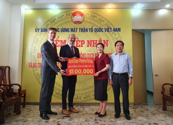 EuroCham Pharma Group trao số tiền ủng hộ cho MTTQ Việt Nam. Ảnh: EuroCham.