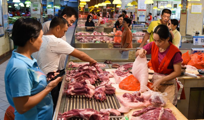 Giá thịt lợn ở Trung Quốc hiện cao gấp 2 lần cùng kỳ năm ngoái. Ảnh: Xinhuanet.