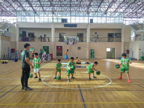 Lớp học bóng rổ ở Trại Hè Năng Lượng 2020. Ảnh: Nestlé MILO.