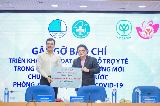 Ông Montri Suwanposri (bên phải), Tổng giám đốc C.P. Việt Nam, trao tặng 4 triệu khẩu trang cho đại diện Bộ Y tế. Ảnh: C.P Việt Nam.