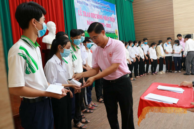 Đại diện C.P Việt Nam trao học bổng nhân thiện cho học sinh nghèo, vượt khó tại huyện Mỏ Cày Bắc. Ảnh: C.P Việt Nam.